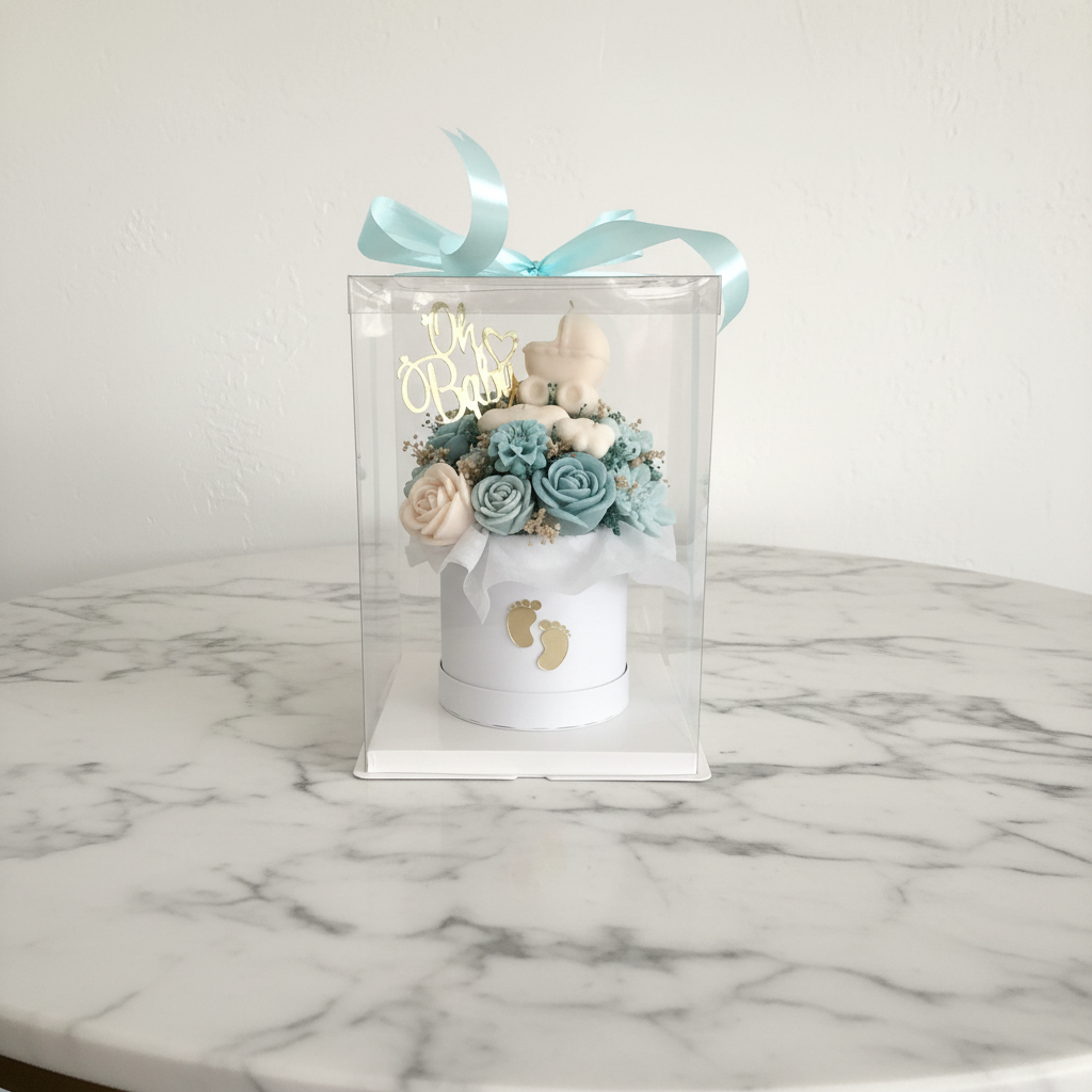 Baby-Geschenk in Acrylbox auf Marmor