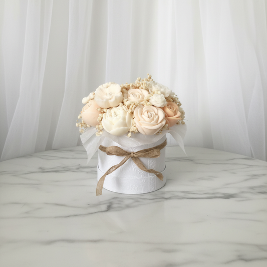 Blumenarrangement auf Marmor mit Tüllvorhang