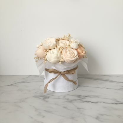 Blumenarrangement auf Marmortisch