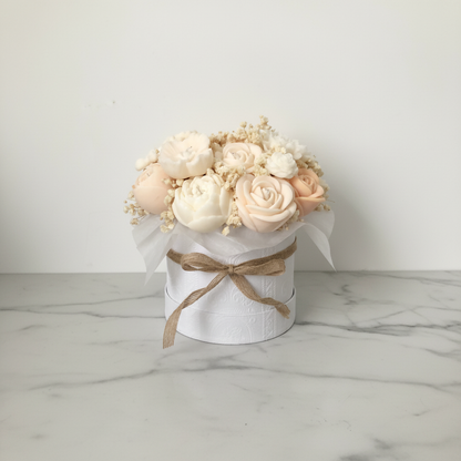 Blumenarrangement auf Marmortisch