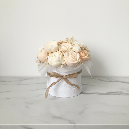 Blumenarrangement auf Marmortisch
