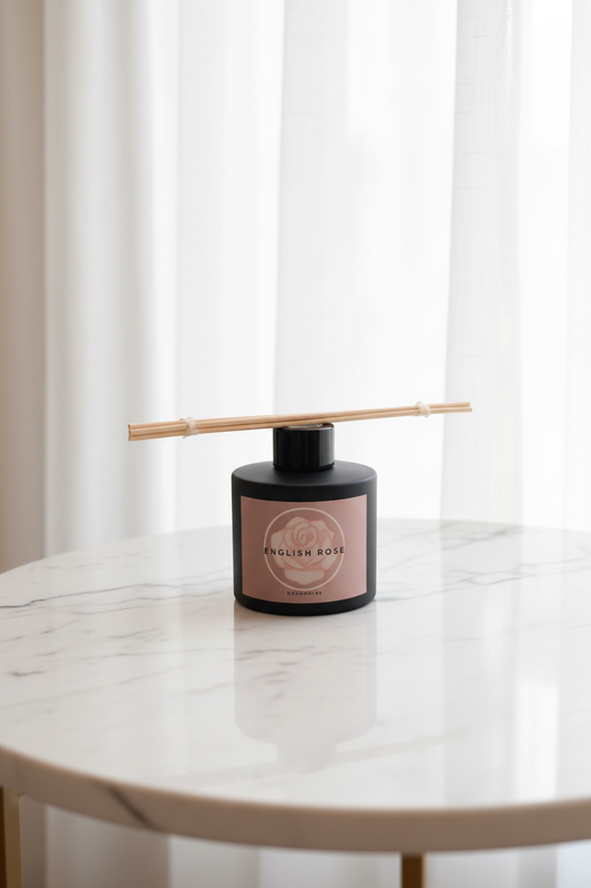 English Rose auf hellem Marmor