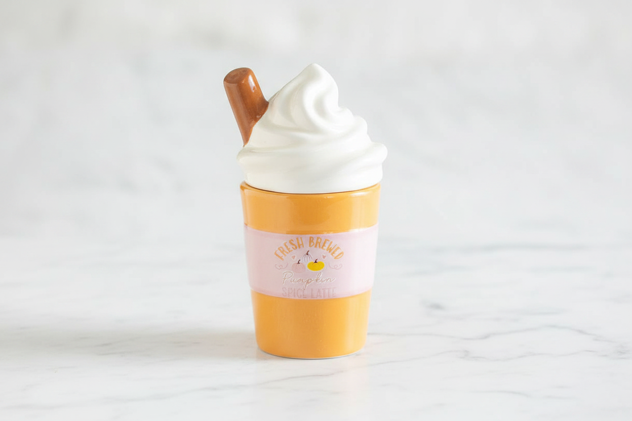 Pumpkin Spice Latte Kerze auf Marmortisch